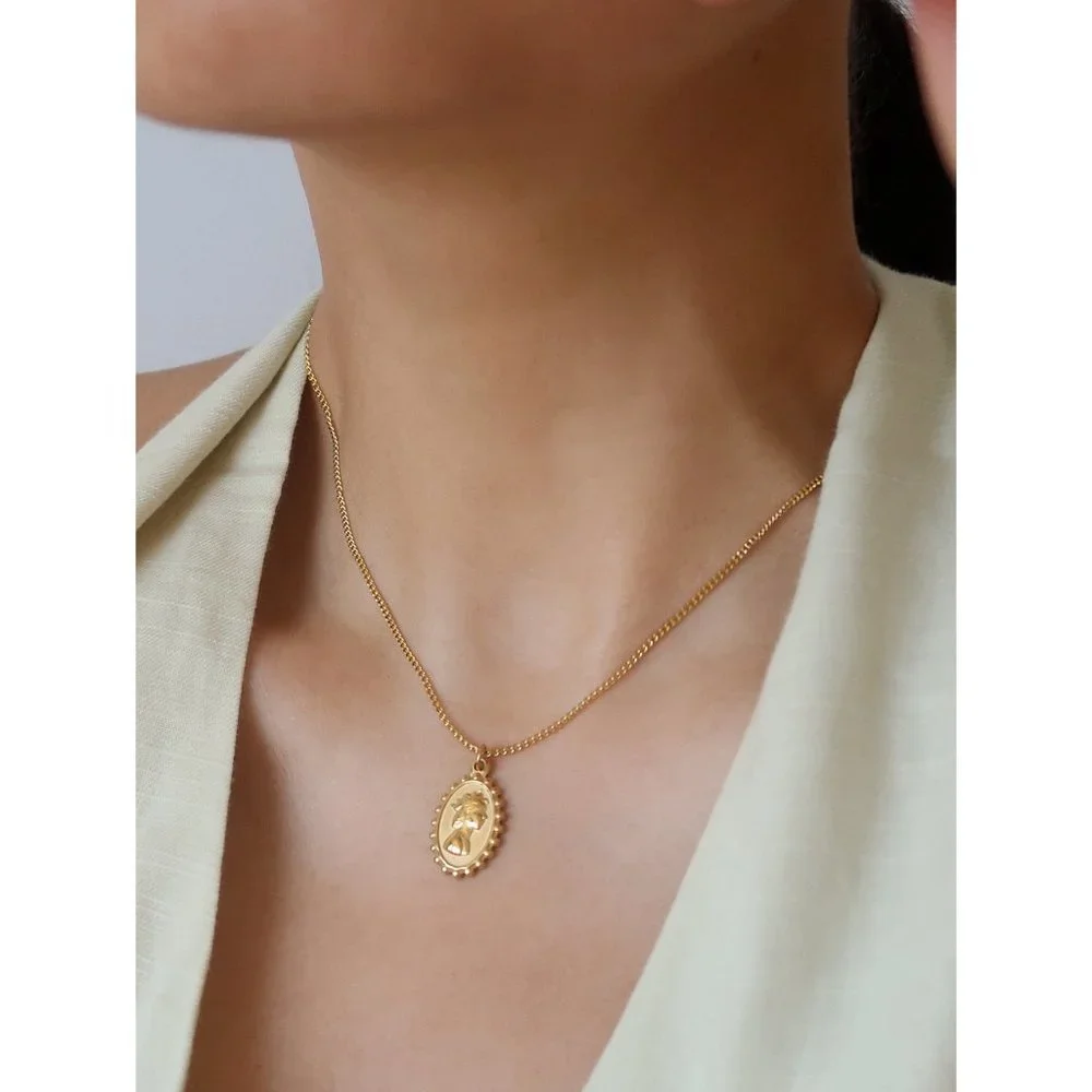 NEW 18K Gold Plated Oval Coin Queen Elizabeth Figure Pendant Necklace